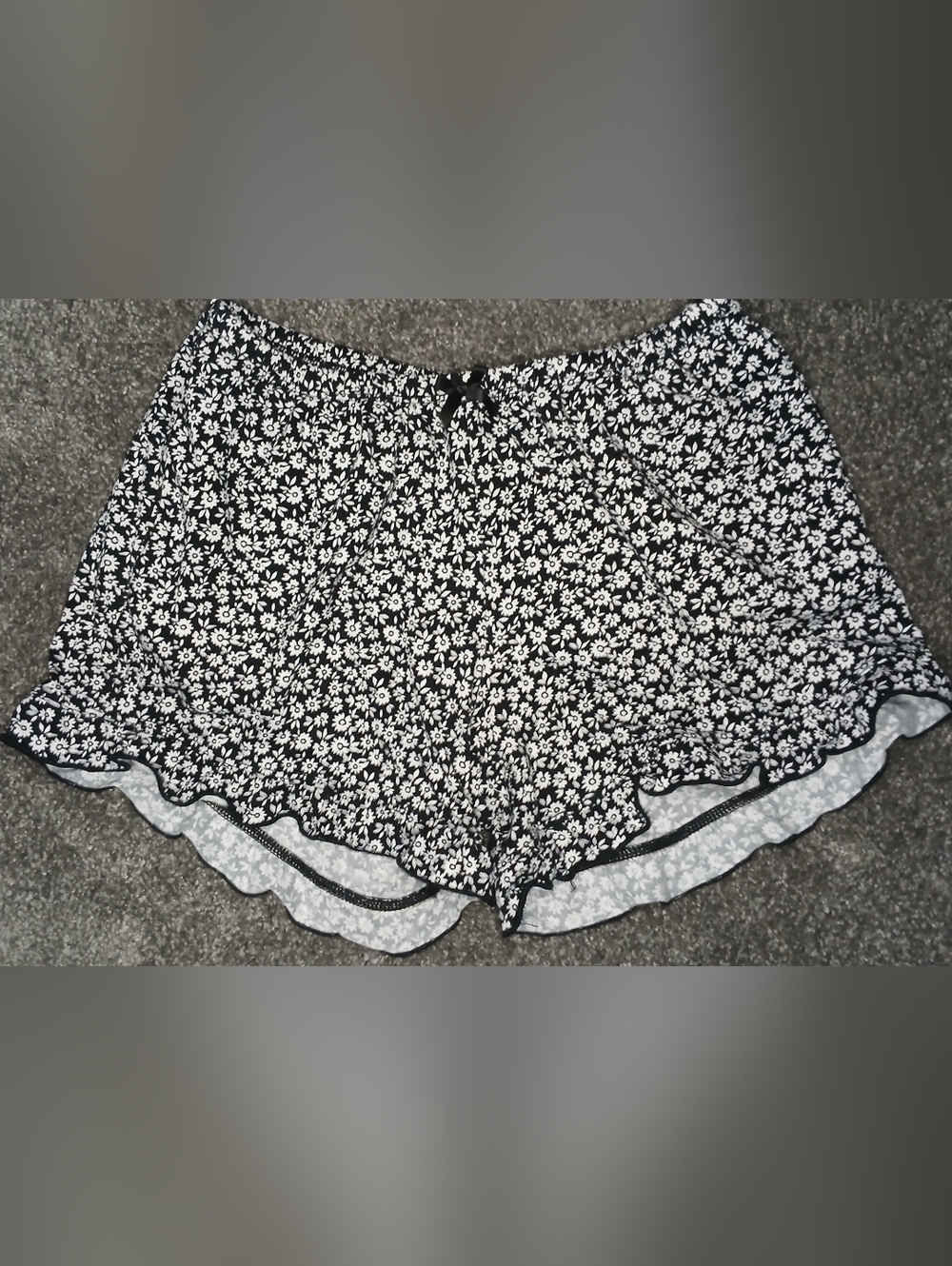 Haley And June Black & White Daisy Print Ruffle Lounge Shorts Small